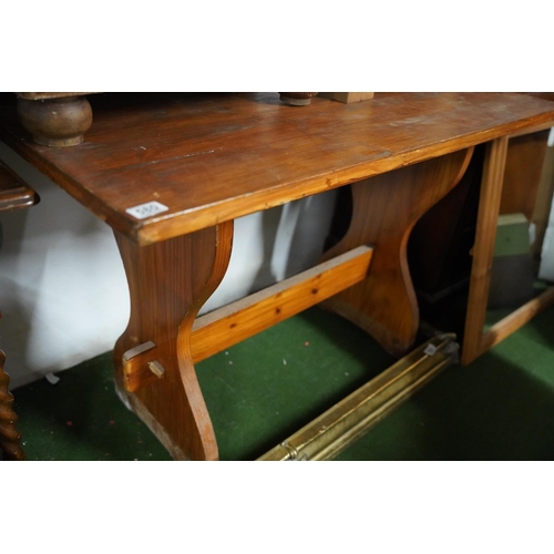 580 - A pine table,