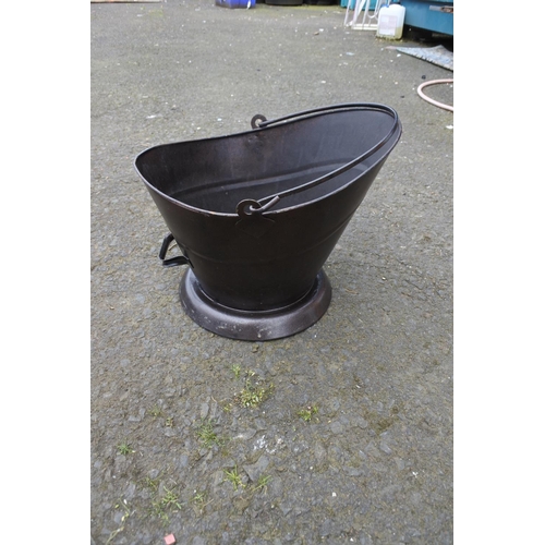 754 - A coal bucket.