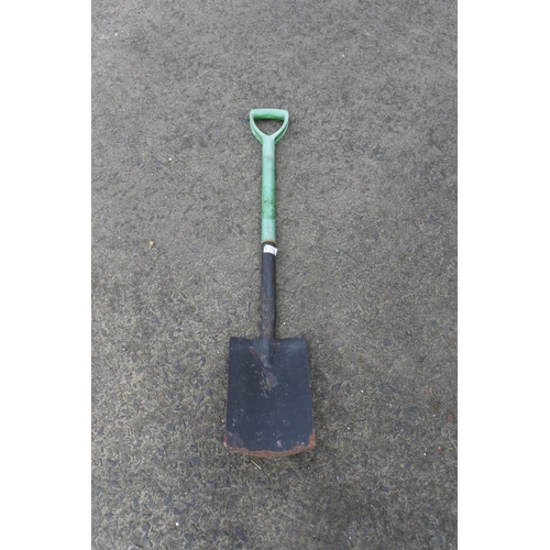 781 - A garden spade.