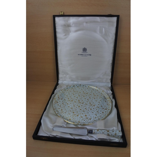 1171 - A stunning antique leather cased Mappin & Webb Copeland Spode cake plate and slice.