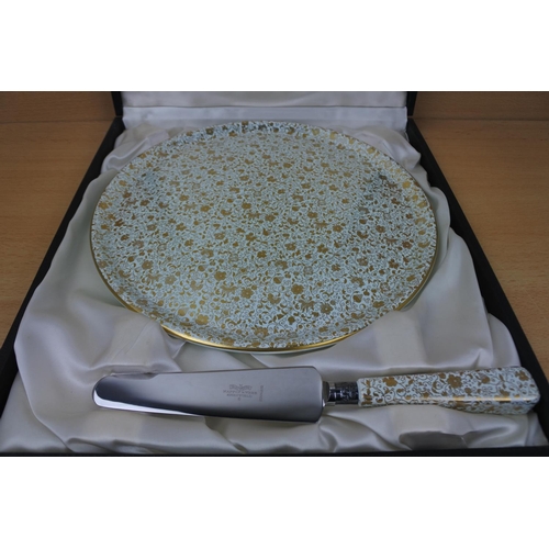 1171 - A stunning antique leather cased Mappin & Webb Copeland Spode cake plate and slice.