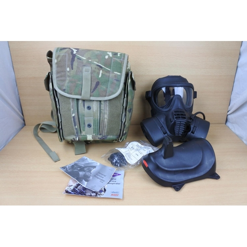 1182 - A Scott gas mask and a camouflage holdall.