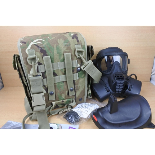 1182 - A Scott gas mask and a camouflage holdall.