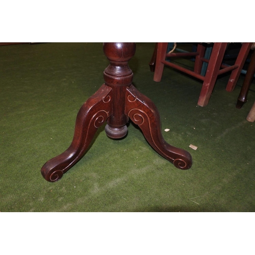 1185 - A stunning small mahogany table on centre pedestal.