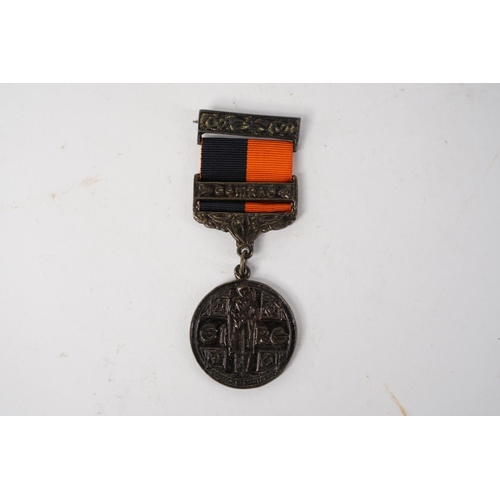 655 - An Irish War of Independence 'Black & Tans' Volunteer Medal with Comrac bar.