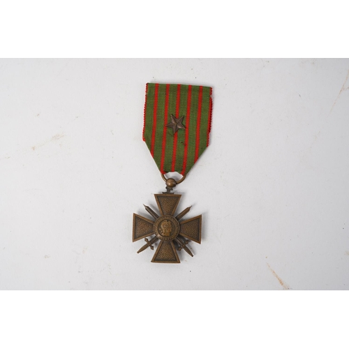 674 - A WW1 French Croix de Guerre/ War Medal.