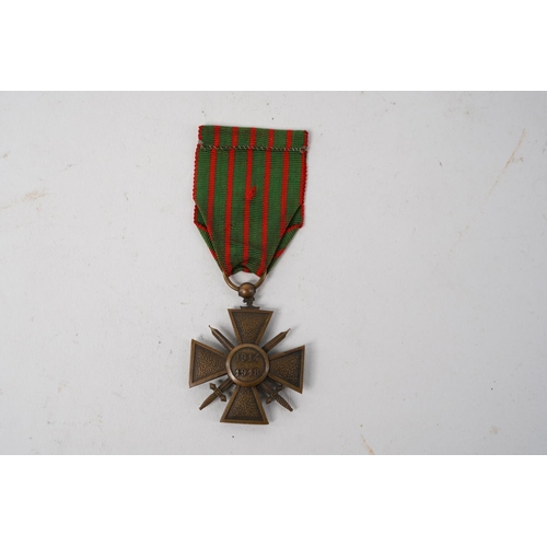 674 - A WW1 French Croix de Guerre/ War Medal.