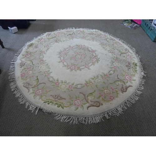 6 - A large floral patterned round rug, approximately 160cm in diameter.