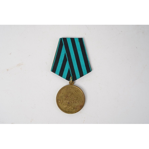 613 - A WW2 Russian/ USSR medal, 