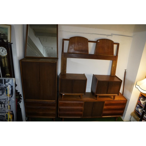 825 - A stunning Mid Century walnut first edition bedroom furniture set by American Company, 'Lane' to inc... 