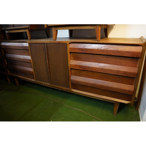 825 - A stunning Mid Century walnut first edition bedroom furniture set by American Company, 'Lane' to inc... 