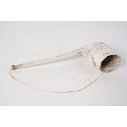 860 - A stunning large antique clay pipe.