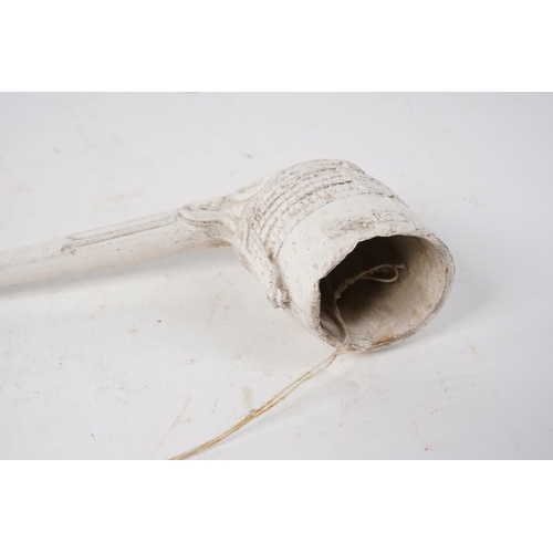 860 - A stunning large antique clay pipe.