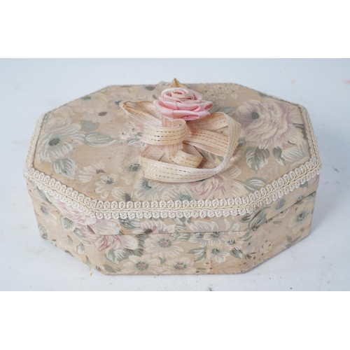 895 - A fabric jewellery box containing coins, rings and more.