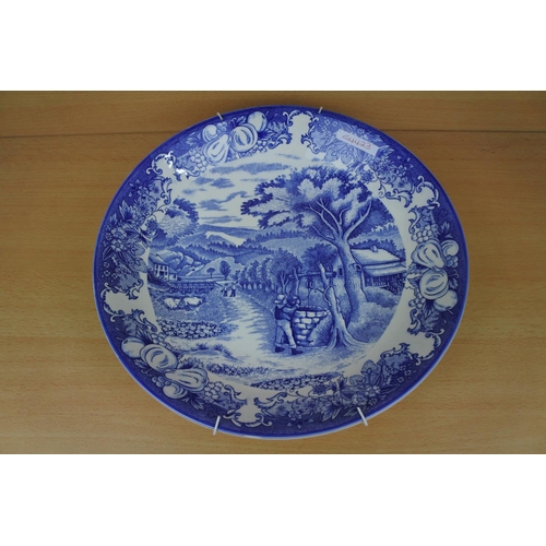 986 - A stunning large blue and white patterned charger.