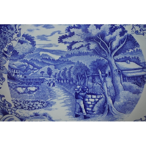 986 - A stunning large blue and white patterned charger.