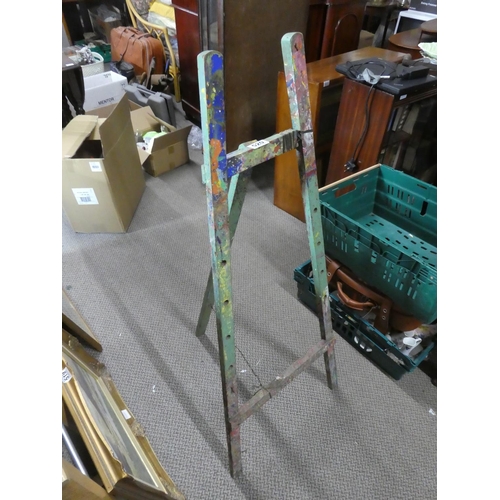 520 - A vintage wooden artist easel.