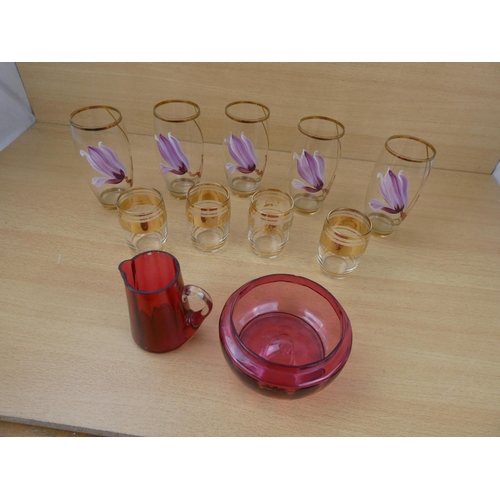 522 - An antique ruby glass bowl and jug and two sets of vintage glasses.