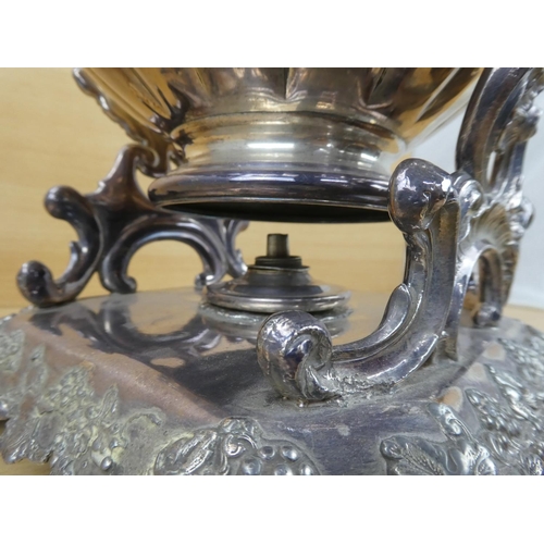 545 - A stunning silver plated spirit kettle and stand, measuring 37cm in height.