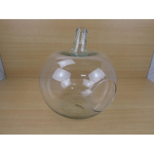 546 - A large glass terrarium in the shape of an apple, measuring 30cm in height.