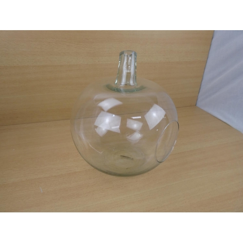 546 - A large glass terrarium in the shape of an apple, measuring 30cm in height.