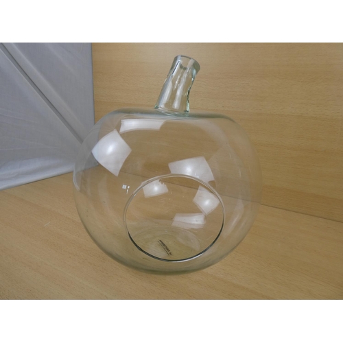 546 - A large glass terrarium in the shape of an apple, measuring 30cm in height.