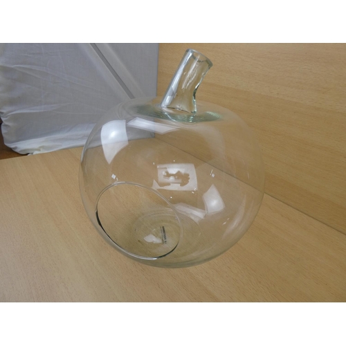 546 - A large glass terrarium in the shape of an apple, measuring 30cm in height.