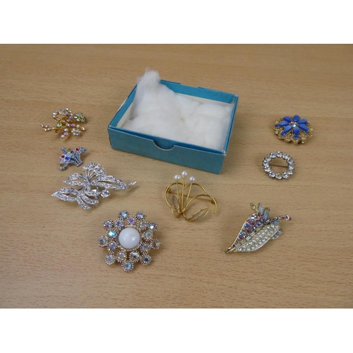 561 - A collection of vintage brooches.