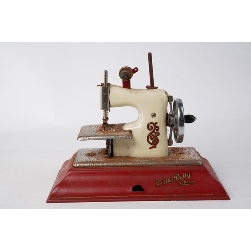 640 - A vintage 'Little Betty Senior' child's sewing machine.