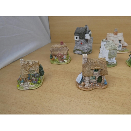 153 - Fifteen Lilliput Lane collectors houses.