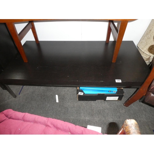 340 - A modern coffee table on a metal frame, measuring 118x28x59cm.