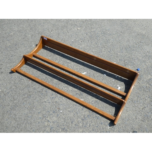 407 - A vintage Ercol teak plate rack, measuring 96x50cm.