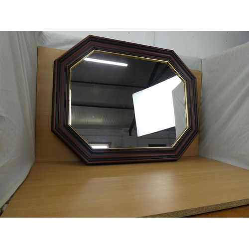 408 - A mahogany and gilt framed mirror, measuring 73x59cm.