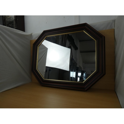 408 - A mahogany and gilt framed mirror, measuring 73x59cm.