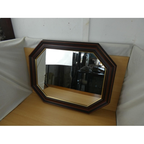 408 - A mahogany and gilt framed mirror, measuring 73x59cm.