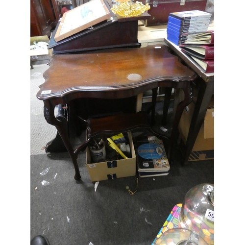 498 - A stunning mahogany occasional table with undershelf, measuring 74x70x49cm.