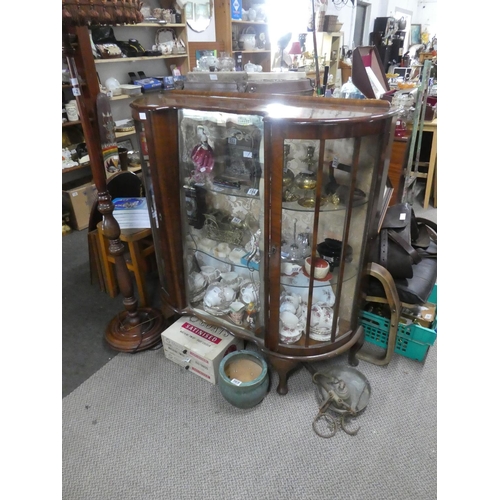 547 - A vintage china cabinet decorative panel door and glass shelves, measuring 107x115x37cm.