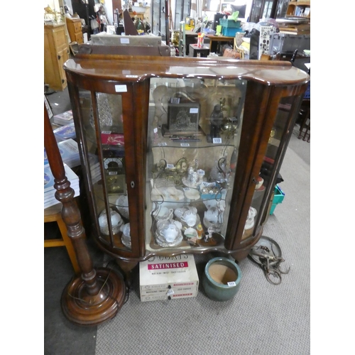 547 - A vintage china cabinet decorative panel door and glass shelves, measuring 107x115x37cm.