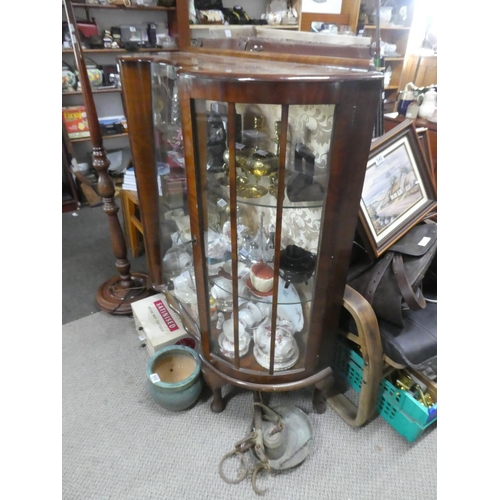 547 - A vintage china cabinet decorative panel door and glass shelves, measuring 107x115x37cm.