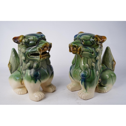 683 - A stunning pair of ceramic foo dogs (a/f minor chip), each measuring 25cm in height.