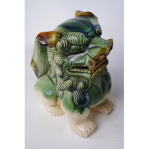 683 - A stunning pair of ceramic foo dogs (a/f minor chip), each measuring 25cm in height.