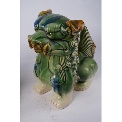 683 - A stunning pair of ceramic foo dogs (a/f minor chip), each measuring 25cm in height.