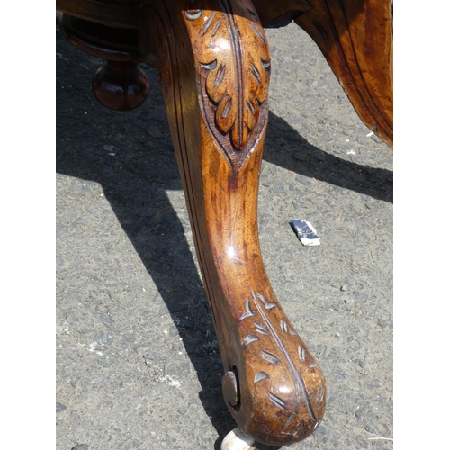 687 - A stunning antique mahogany breakfast table on a highly carved base, measuring 84x110x70cm.