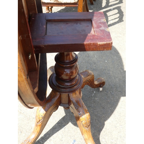 687 - A stunning antique mahogany breakfast table on a highly carved base, measuring 84x110x70cm.