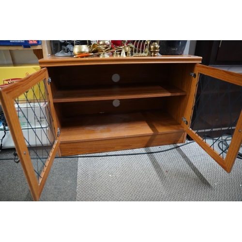 701 - A leaded glass two door cabinet, measuring 89x61x41cm.