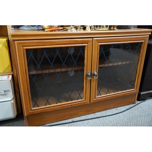 701 - A leaded glass two door cabinet, measuring 89x61x41cm.