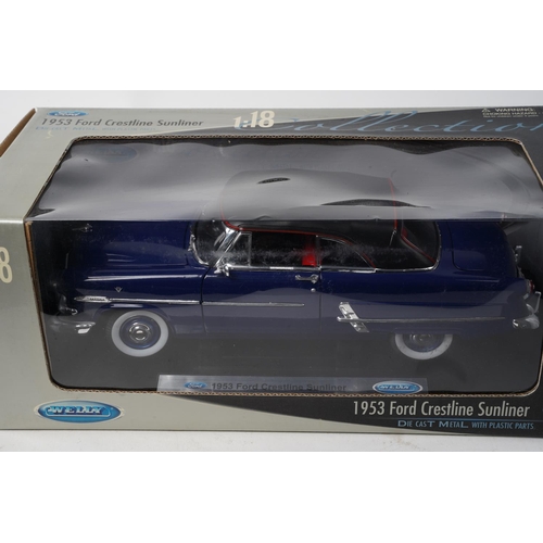 720 - A boxed Welly 1953 Ford Crestline Sunliner, scale 1:18.