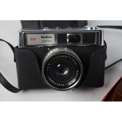 769 - A vintage Halina 2000 camera and a boxed Mini Rex II.