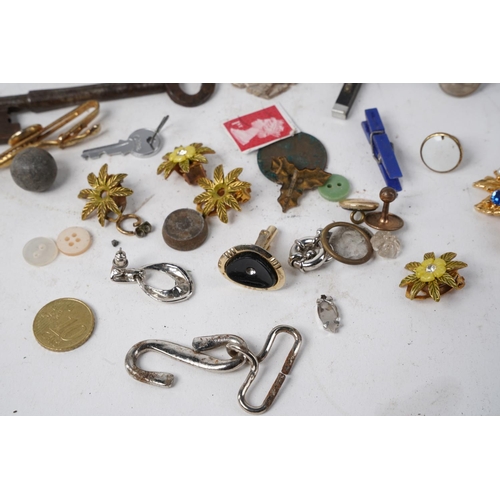 772 - A mixed lot of collectables to include medals, cufflinks, brooches and more.