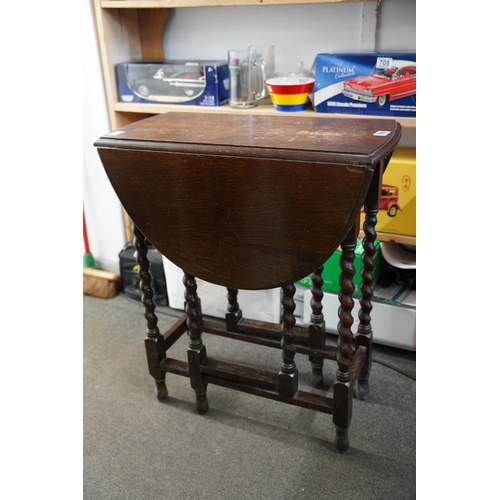 788 - A small oak dropleaf table with barley twist legs.